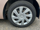 スチールホイールに純正ホイールキャップ装着の画像です。タイヤサイズは155/65R14。