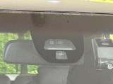【ホンダセンシング】走行中に前方の車両等を認識し、衝突しそうな時は警報とブレーキで衝突回避と被害軽減をアシスト。より安全にドライブをお楽しみいただけます。