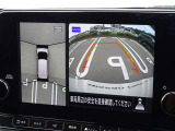 【アラウンドビューモニター&バックモニター】クルマを真上から見下ろしているかのような映像が表示され、周囲の状況がひと目で把握できるので、安心してスマートに駐車できます。駐車が苦手な方にオススメです!
