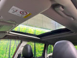 【サンルーフ】開放感たっぷりの希少装備、サンルーフが装着されています!車内に明かりを取り入れたり景色を楽しむ以外にも、車内の空気も簡単に換気できて快適です!