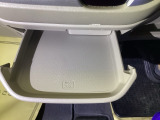 【ドリンクホルダー】と、さまざまな使い方のできる【スライドセンタートレー】運転席からも助手席からも自在に使えます。