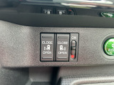 運転席の手元で両側スライドドアの開閉操作が可能です。