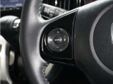 ハンドルにオーディオ操作用スイッチを備え、手を放さずに操作可能。安全性と利便性を両立しています。