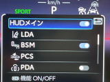 【カラーヘッドアップディスプレイ】現在の速度や走行情報をデジタル表示で運転席前方のガラスに投影!カラー付きで視認性も高く、運転中目線をずらさず必要な情報を確認できるのでとっても便利で安心!