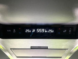 【リアオートエアコン】広い後部座席には必須の機能!風量や温度を自動で調整し前席と同様な車内環境にしてくれるリアオートエアコンを装備。夏の暑さも冬の寒さもストレスなく快適にお過ごしいただけます♪