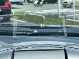 【ヘッドアップディスプレイ】現在の速度や走行情報をデジタル表示で運転席前方のガラスに投影!運転中、目線をずらさず必要な情報を確認できるのでとっても便利で安心!