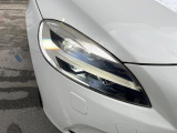 【LEDヘッドライト】悪天候や夜間走行時も良好な視界を確保し、安心して運転できる高輝度LEDヘッドライト!北欧神話に登場する「トールハンマー」をモチーフにした、一目でボルボとわかるデザインです。