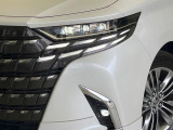 【LEDヘッドライト】悪天候や夜間走行時も良好な視界を確保し安心して運転できる高輝度LEDヘッドライトを装備!点灯速度が早く、消費電力も抑えられています。