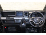 操作性に優れた運転席となります!小物入れや各ボタンの配置にこだわり、使いやすいです!座り心地もよく視認性も良好なのでロングドライブもお任せ下さい!