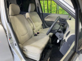 運転席まわりには十分なスペースがあり、大柄な方でもゆったり運転していただける環境です。