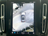 【360&deg;ビューカメラ】4台の高解像度カメラで360度の鳥瞰図を表示。隣の車や壁、死角にある障害物などを画面で確認できるため、狭いスペースでの駐車・出入りも安心です。