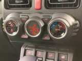 【オートエアコン】一度お好みの温度に設定すれば、車内の温度を検知し風量や温度を自動で調整。暑い&hellip;寒い&hellip;と何度もスイッチ操作をする必要はありません。快適な車内空間には必須の機能ですね♪