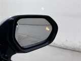 【ブラインドスポットモニター】隣の車線を走る車両をレーダーで検知し、ドライバーでは見えない四角に存在する車両を検知するとドアミラーに搭載されたインジケータが点灯します