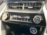 【左右独立型フルオートエアコン】運転席と助手席でそれぞれお好みの温度に設定可能。同乗者にも配慮した、快適な空調をお届け致します。