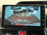 【バックカメラ】 駐車時に車両後方の様子を見ることができるので、運転の不安を軽くします。