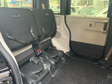 後部座席の座面を跳ね上げれば、背の高いお荷物も積み込みやすくなります。