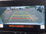 バックカメラはシフトレバーを「R」にすると、後方の映像をモニターに表示。