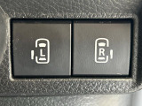【両側パワースライドドア】スマートキーや運転席のスイッチで後席両側スライドドアの開閉が可能♪電動だから力を入れてドアを開ける必要が無く、小さなお子様でも簡単に開け閉めでき快適です♪