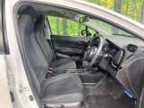 運転席まわりには十分なスペースがあり、大柄な方でもゆったり運転していただける環境です。