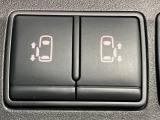 【両側パワースライドドア】スマートキーや運転席のスイッチで後席両側スライドドアの開閉が可能♪電動だから力を入れてドアを開ける必要が無く、小さなお子様でも簡単に開け閉めでき快適です♪