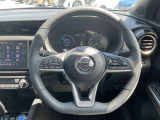 ハンドルには、ステアリングスイッチ付き。プロパイロット機能も付いて長距離ドライブも快適!車両の設定も手元で楽に変更できます。