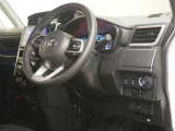 見通しのよいすっきりとした視界で、誰でも運転しやすいです。運転のしやすさは疲れにくさにも繋がります高いホールド性で運転姿勢が安定します。長距離ドライブでも疲れにくいのが魅力です
