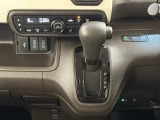 CVT車のセレクトレバーです。低速から高速まで、変速ショックのないスムーズな走りを実現するとともに、エンジン効率のよい領域を維持することで燃費にも貢献します。
