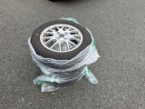 【冬タイヤ車載】雪や氷の上でも優れた制動力と操縦安定性を発揮。スタッドレスタイヤが冬の悪路での事故リスクを低減し、安心感を提供します。