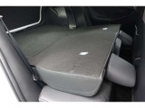 背もたれが倒れますので少々長い荷物も収納出来ますよ。