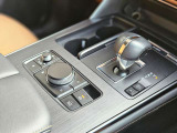 【オートブレーキホールド】停車中にブレーキペダルから足を放しても、ブレーキを自動的に制御して、車両の停車状態を保持する機能です。信号待ちなどの停車時に運転者の負担を軽減します。