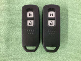 スマートキーを装備しています。鍵を差し込むことなくドアロックの開け閉めと、スタートボタン操作でのエンジンスタートができます。スペアキーも同じものを用意しております。