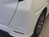 コーナーセンサーを車の前後に装備。障害物までの距離に応じて警告音を変えてお知らせ。縦列駐車時や駐車場・車庫などでの取り回しをサポートします。詳細は販売店スタッフまでおたずねください。