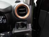 運転席のカップホルダーはエアコンの吹き出し口にありますので冷やしたり温めたりすることが出来ます☆