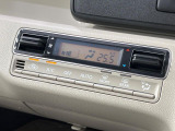 【オートエアコン】一度お好みの温度に設定すれば、車内の温度を検知し風量や温度を自動で調整。暑い&hellip;寒い&hellip;と何度もスイッチ操作をする必要はありません。快適な車内空間には必須の機能ですね♪