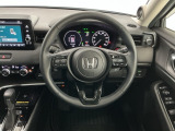 【ハンドル】運転にかかわる様々な操作を安全に行えるように視点移動が少なく操作性に配慮されたスイッチ類が凝縮されたコックピットです。