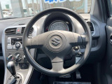 インテリアに合わせたデザインのステアリングは、運転される方のことも考え、運転しやすい形状、大きさです。是非一度、実際に触ってお確かめください。