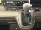 CVT車のセレクトレバーです。低速から高速まで、変速ショックのないスムーズな走りと、エンジン効率のよい領域を維持して燃費にも貢献します。サイドブレーキはスイッチ操作の電子制御パーキングブレーキ。