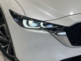 【LEDヘッドライト】悪天候や夜間走行時も良好な視界を確保し安心して運転できる高輝度LEDヘッドライトを装備!点灯速度が早く、消費電力も抑えられています。