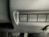 電動式バックドアです。 荷物を持ったままでもボタン一つで自動的に開け閉めできるので便利ですよ。 挟み込み防止機能も付いていますのでお子様の手や荷物を挟み込むのを防いでくれますよ。