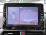 アラウンドビューモニターも装備しております。ご覧のように車体を真上か見たような映像なので、車庫入れの苦手なお客様ももうご心配いりません。