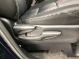 運転席シート座面は上下アジャスター付きです。お好みの位置に調整可能です。