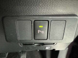コーナーセンサーを車の前後に装備。障害物までの距離に応じて警告音を変えてお知らせ。縦列駐車時や駐車場・車庫などでの取り回しをサポートします。詳細は販売店スタッフまでおたずねください。