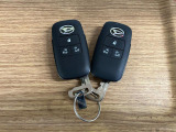 【スマートキー】 スマートキーを携帯していれば、ドアハンドルのボタンを押してロックの解除ができ、パワースライドドアもワンタッチで開閉できます。