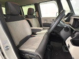 女性でも運転がしやすいようにシートの高さ調整機能(シートリフター)がついています。運転席と助手席の間が空いているため助手席側への移動がスムーズです。交通量の多い道でも助手席側から乗り降りができます