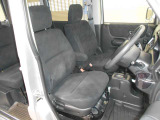 運転席には高さ調整ができる『シートハイトアジャスター機能』が付いています! 自分にぴったりの運転姿勢がとれます