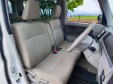 運転席のシートはホールド性に優れ疲れませんよ!
