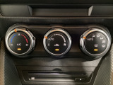 空調スイッチ類は最近流行のタッチパネル式ではなく、運転中でも直感的に操作できるダイヤル式を採用しております。