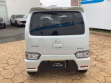 真後はワイドボディならではの存在感があります。人を乗せても、たくさんの荷物を積んでも、たくましい走りを期待させてくれます。