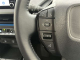 運転中、オーディオの操作をしてて、ハッとしたことはありませんか?ステアリングスイッチは、運転中でもハンドルでオーディオの操作が可能です。安全なドライブをサポートします。