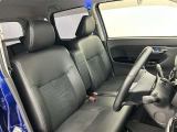フロントシートはゆったりとしていて開放感があるベンチシートです。車内の移動も楽々です!狭い場所や駐車場で片側をギリギリに停めた際には便利ですよ!